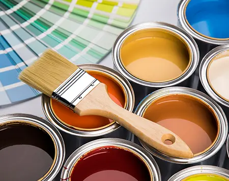 Pot de peinture avec pinceaux