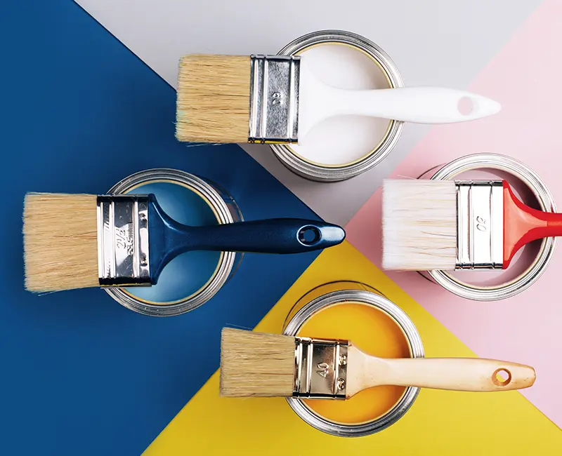 Pots de peinture avec pinceaux